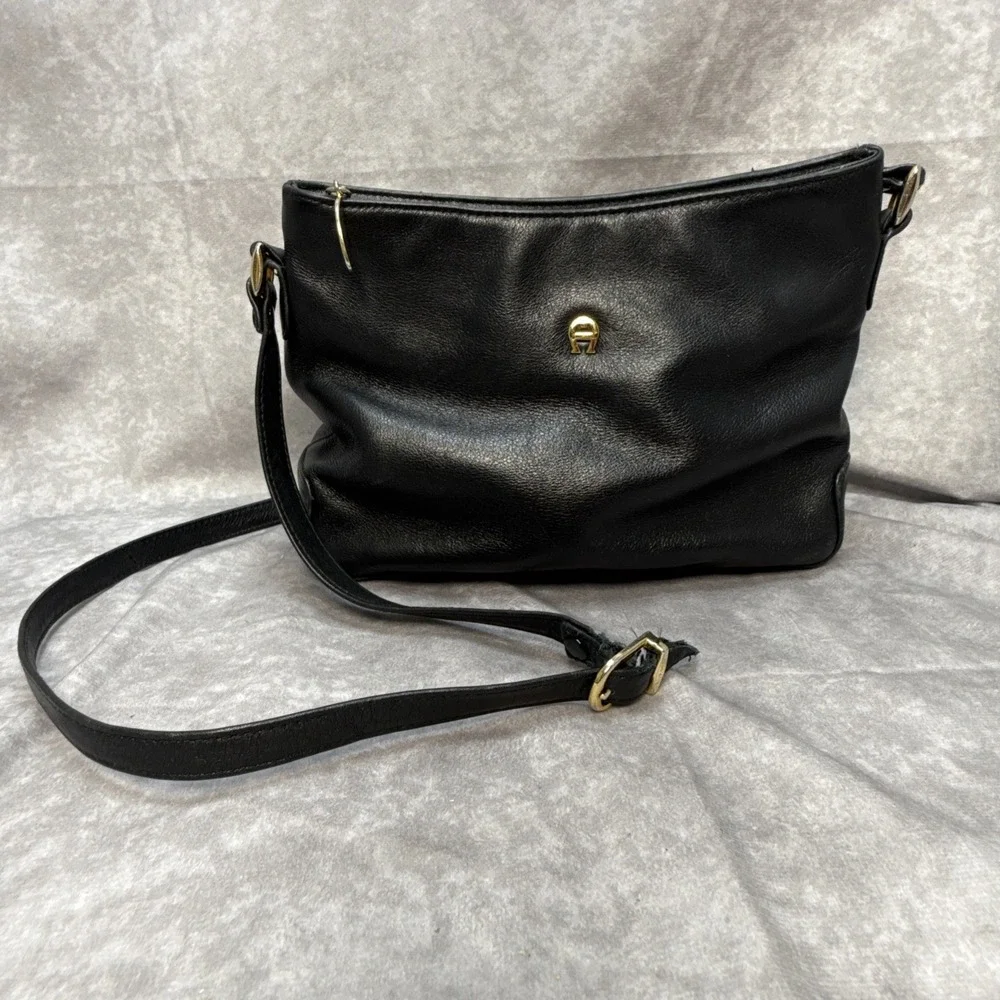 Vintage Etienne Aigner Black Genuine Leather Shoulder Bag Gold Tone Logo Classic